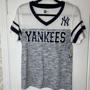 NWT New Era Navy and White V-Neck New York Yankees T-Shirt Women Size Medium